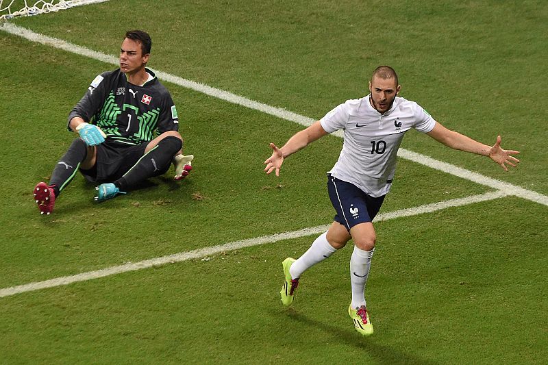 Karim Benzema celebra el quinto gol de Francia.