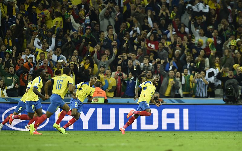 El delantero ecuatoriano Enner Valencia celebra uno de los dos tantos con los que ha dado la victoria a su selección sobre Honduras
