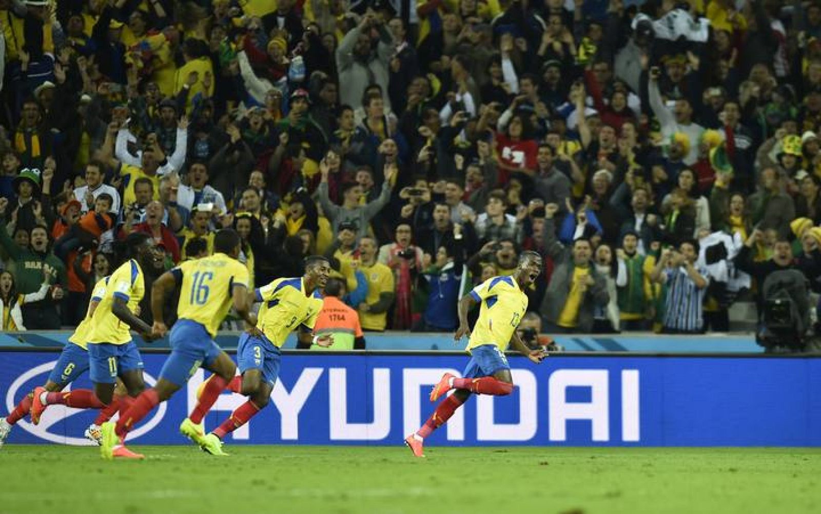 El delantero ecuatoriano Enner Valencia celebra uno de los dos tantos con los que ha dado la victoria a su selección sobre Honduras