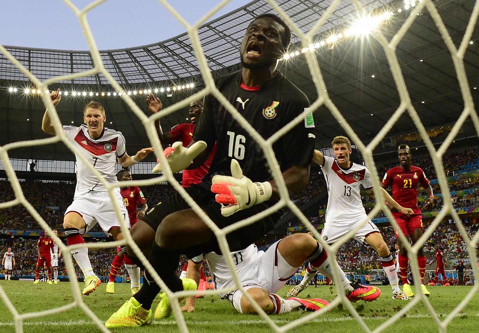 El portero de Ghana, Dauda, se queda mirando cómo el balón entra en su portería.