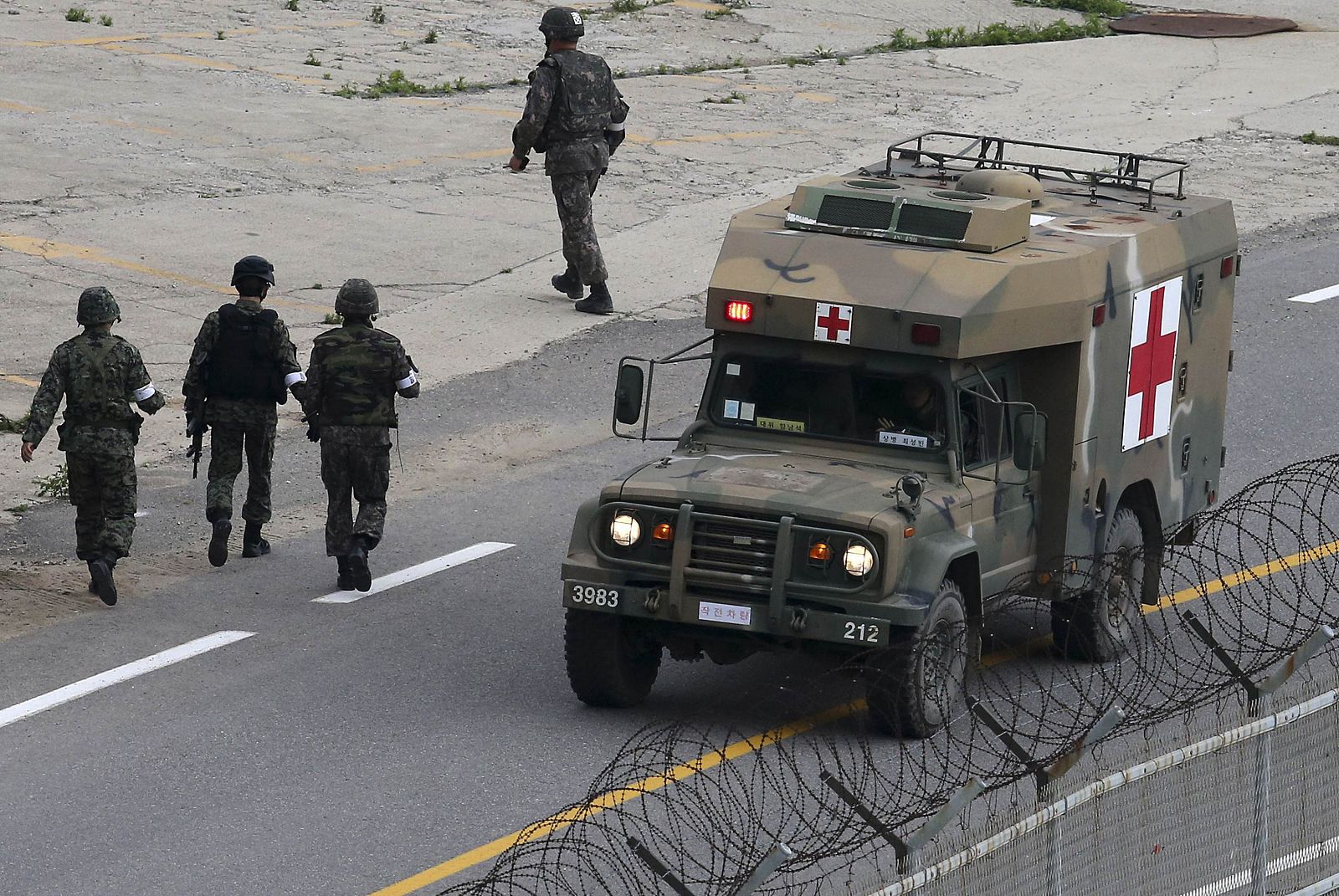 Una ambulancia militar transporta al soldado surcoreano que ha matado a cinco de sus compañeros