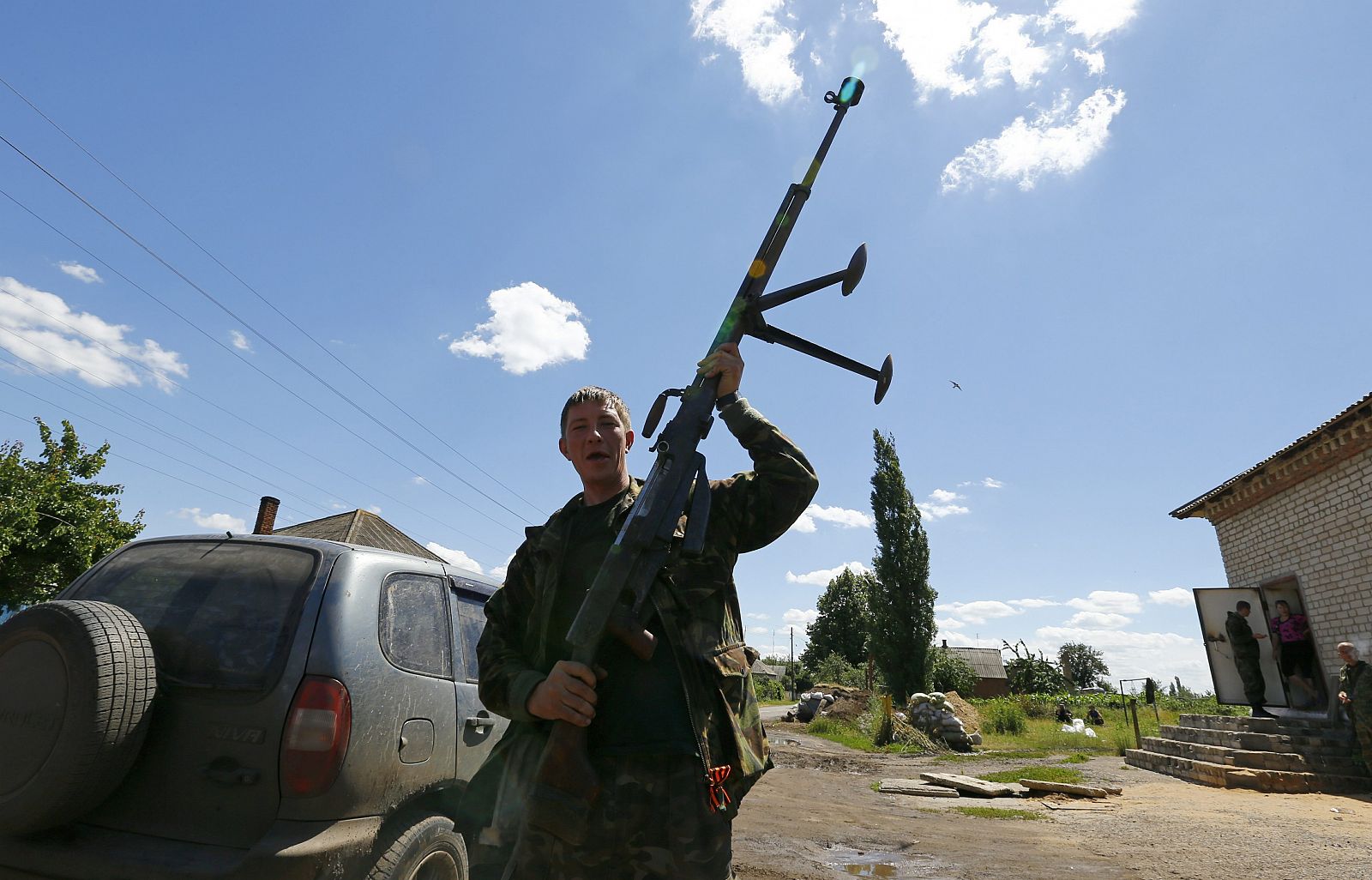 Un miliciano prorruso llevando un rifle anti-tanque en Seversk, en la región de Donetsk