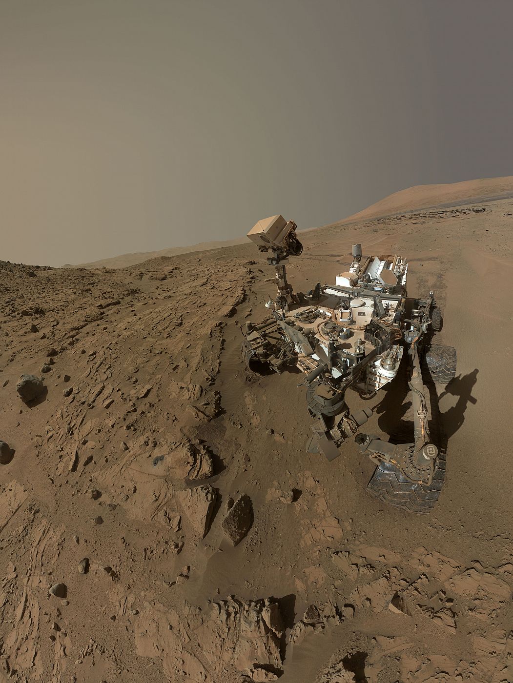 Autofoto del robot Curiosity tomada cuando perforó una roca de arena llamada Windjana.