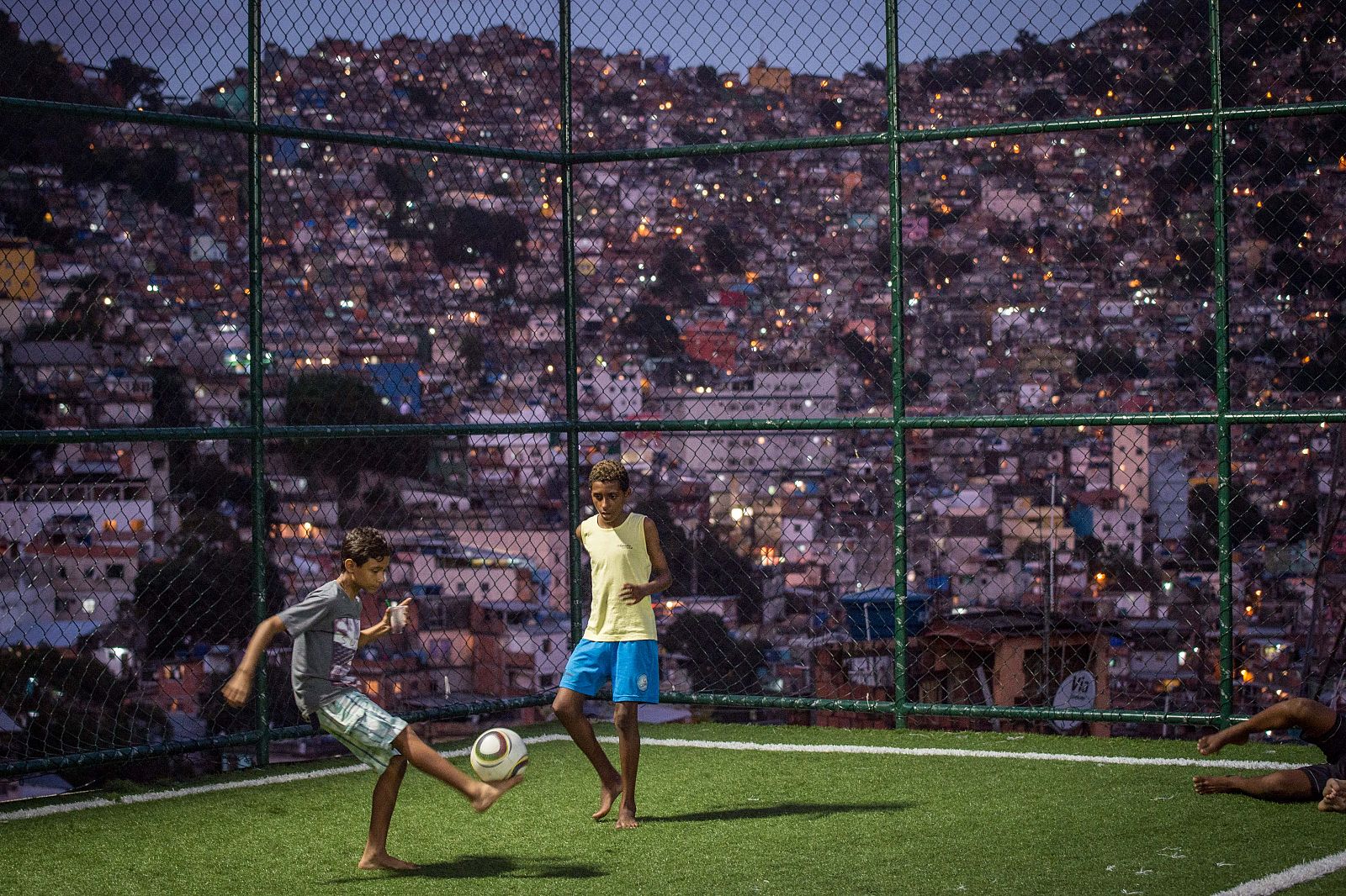 Dos niños juegan al fútbol en un campo de la favela Rocinha, en Río de Janeiro.