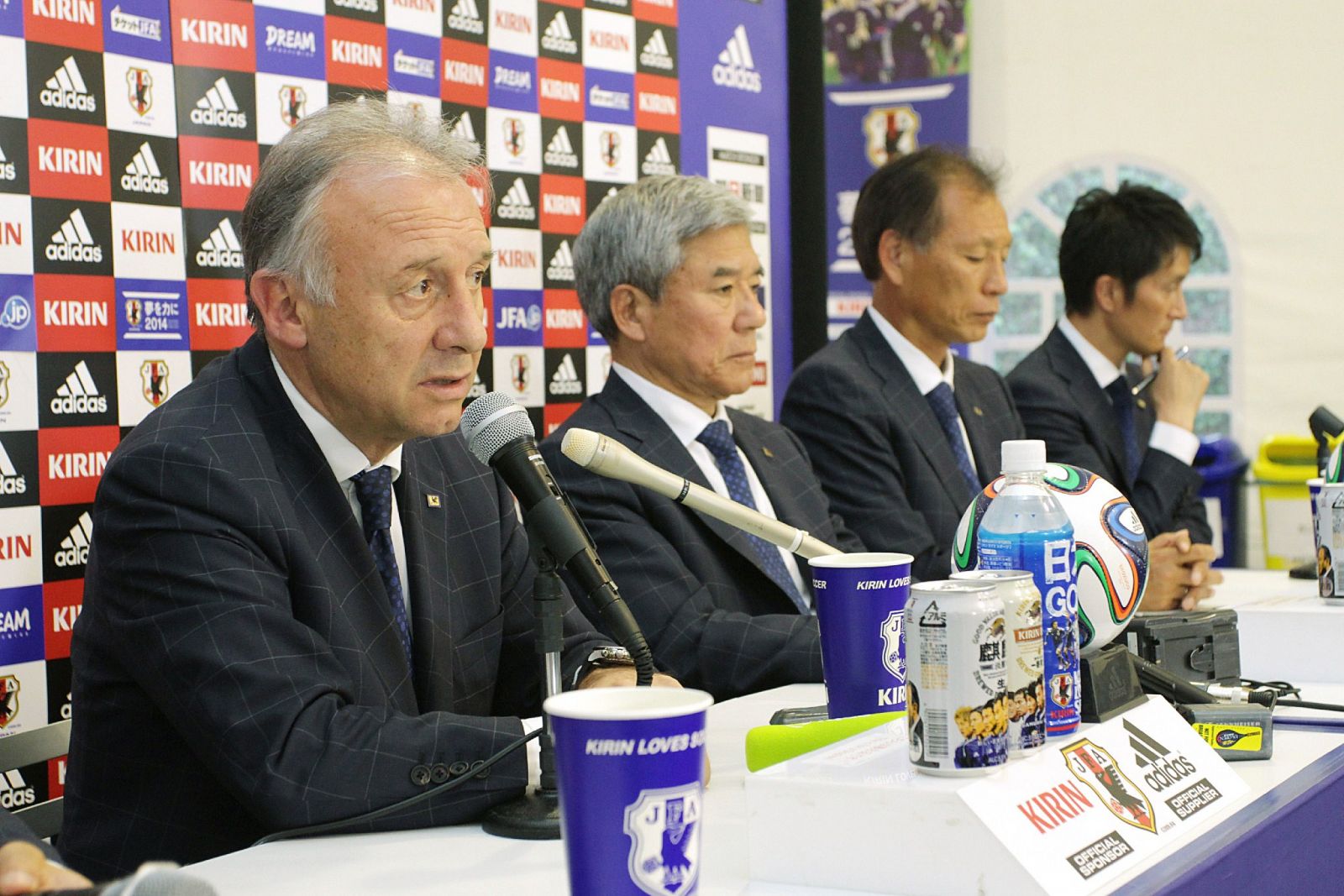 Alberto Zaccheroni ha anunciado que deja el puesto de seleccionador japonés.