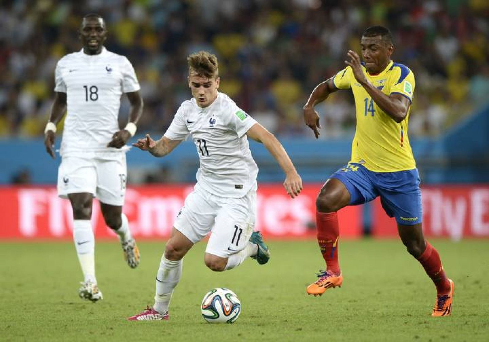Griezmann conduce el balón ante la defensa de Minda.