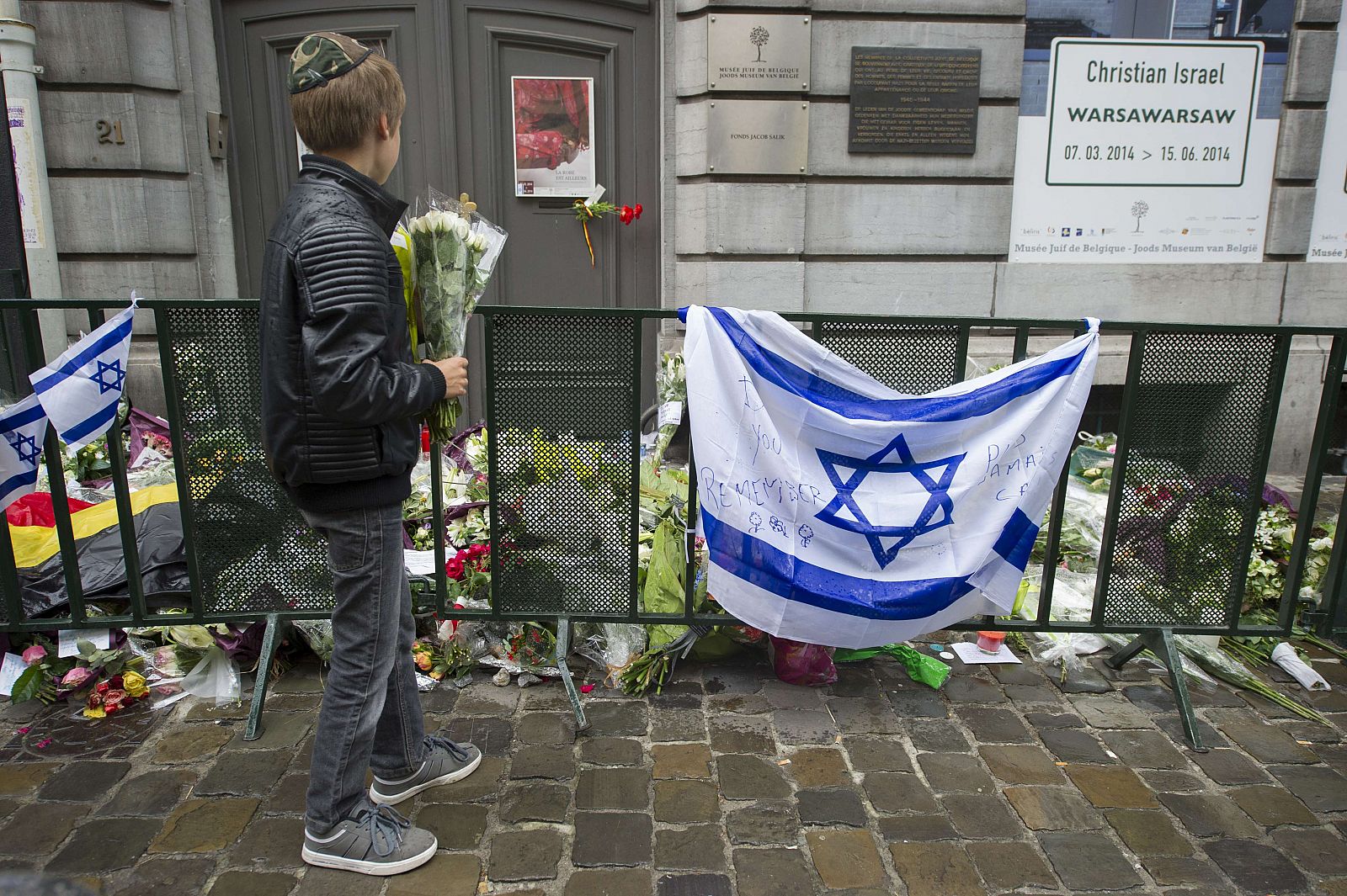 Fotografía de archivo de la entrada al Museo Judío de Bruselas, tras el atentado que costó la vida a cuatro personas