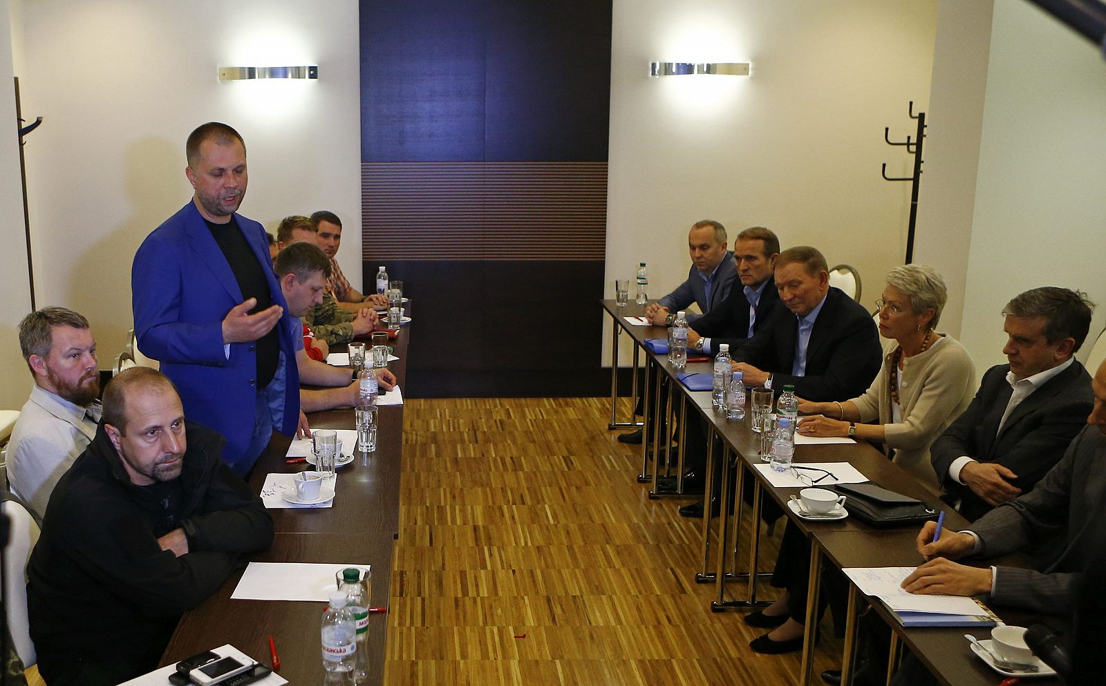 Representantes de la OSCE, Ucrania, Rusia y las autoproclamadas repúblicas de Donetsk y Lugansk en una reunión celebrada en Donetsk.