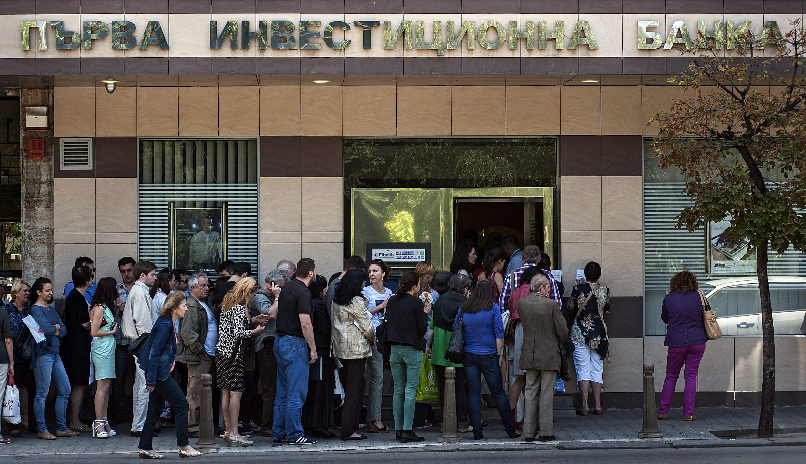 Colas delante de una sucursal del tercer banco de Bulgaria el pasado viernes
