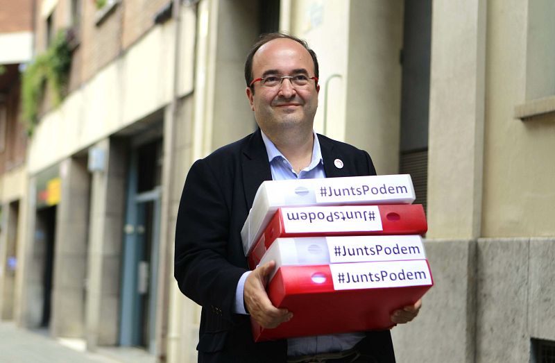 El diputado socialista Miquel Iceta, a su llegada a la sede del PSC con los 4.321 avales a su candidatura a liderar el partido.