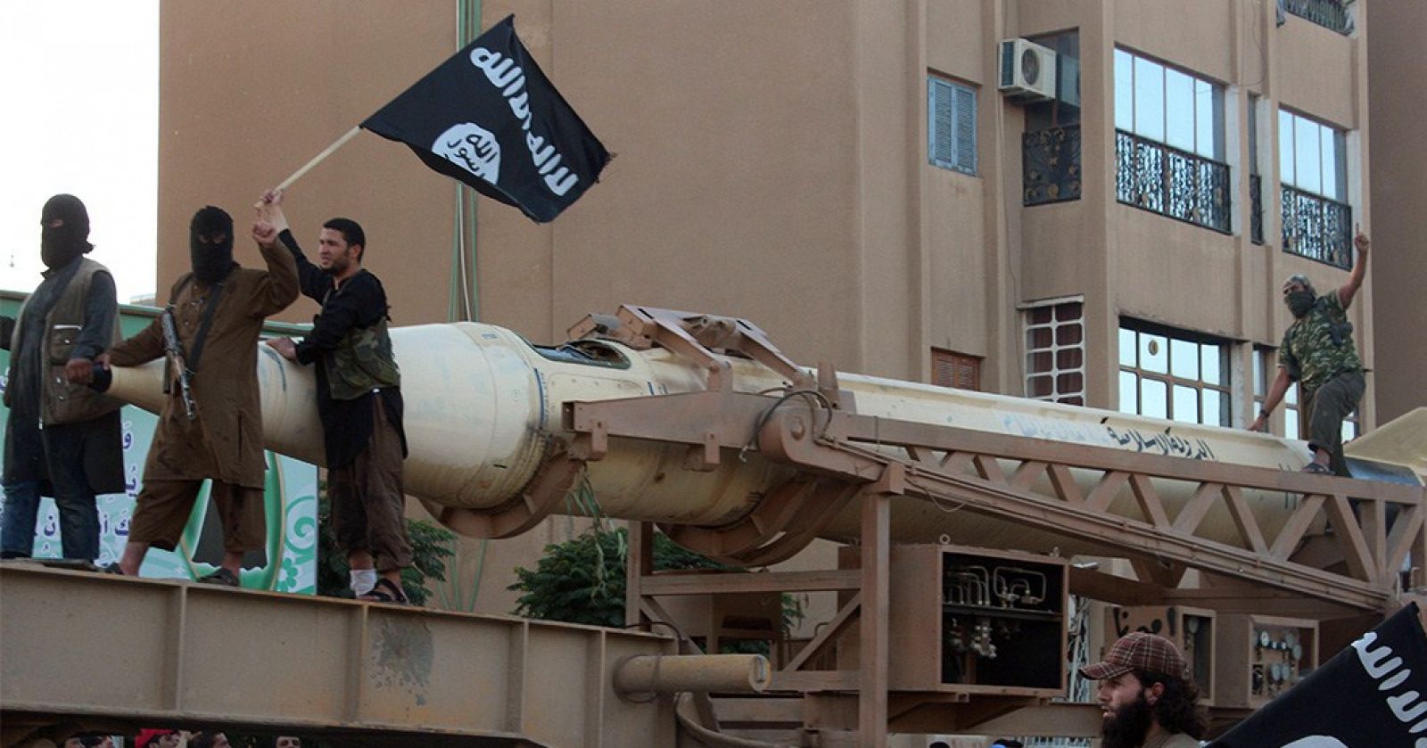 Imagen hecha pública por el medio islamista Welayat Raqa el 30 de junio. Supuestamente muestra a militantes del EIIL en Raqa, norte de Siria