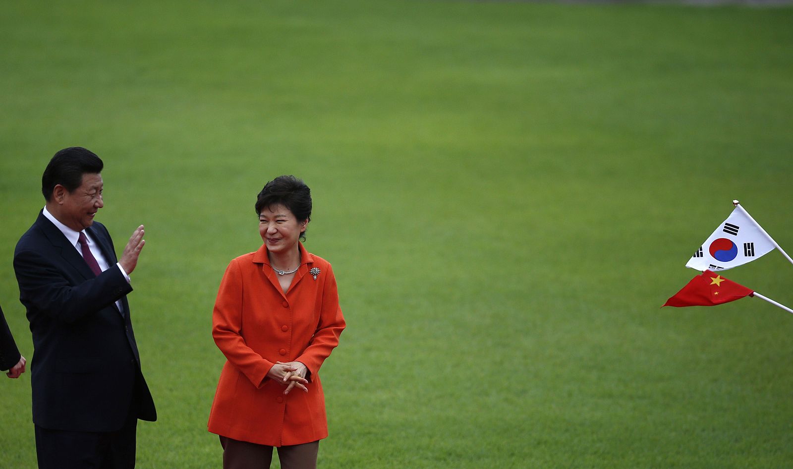 El líder chino, Xi Jinping, saluda junto a su homóloga surcoreana, Park Geun-hye.