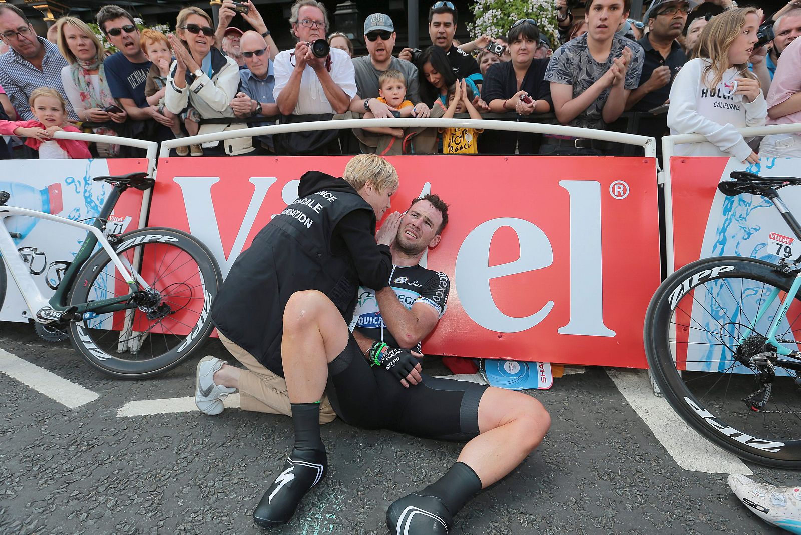 Mark Cavendish, atendido en Harrogate por la caída en el esprín