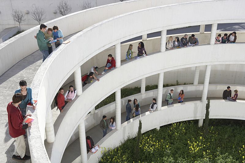 Estudiantes en la universidad.