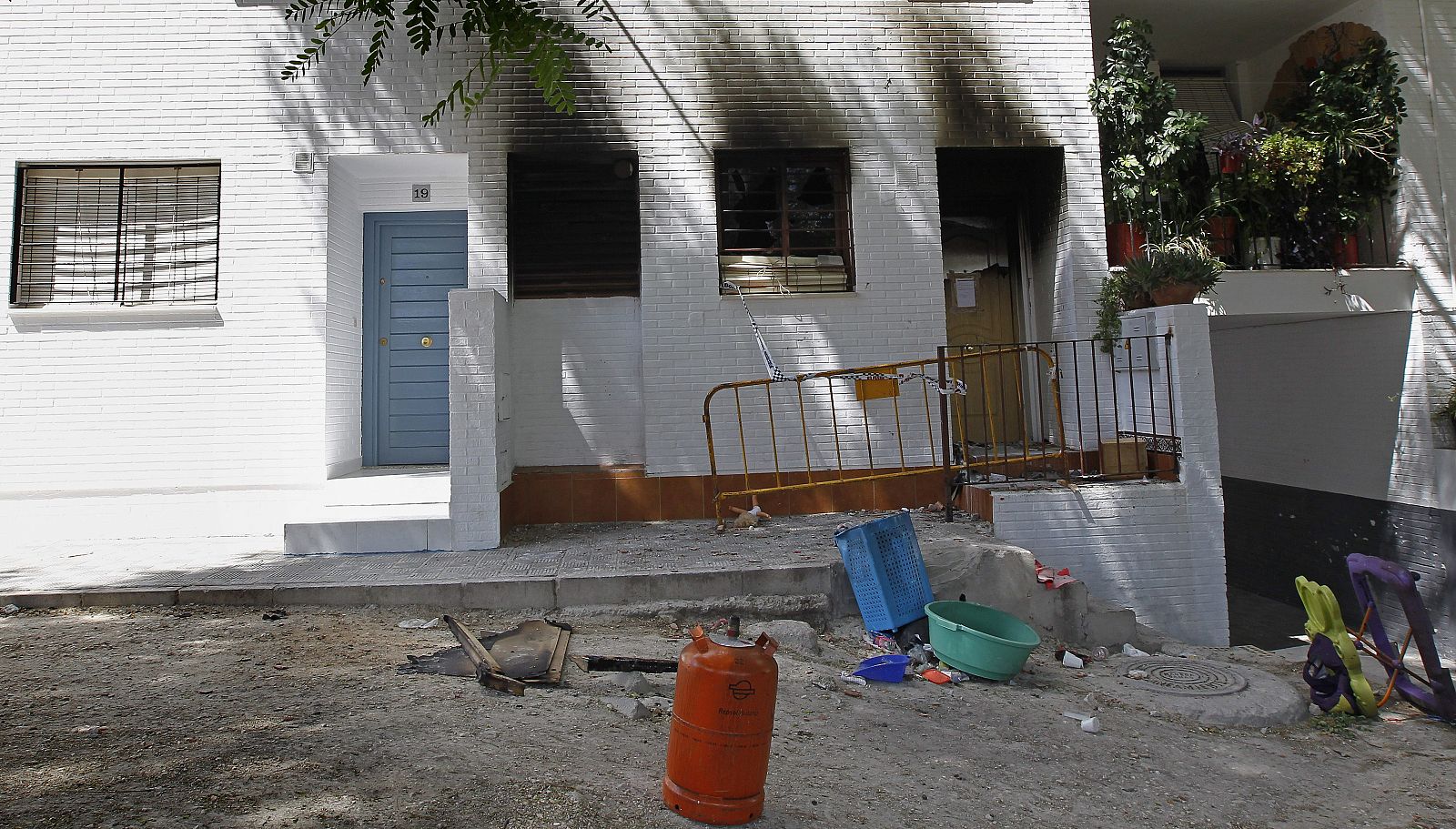 Protesta de vecinos por una oleada de robos termina en la quema de viviendas de familia gitanas