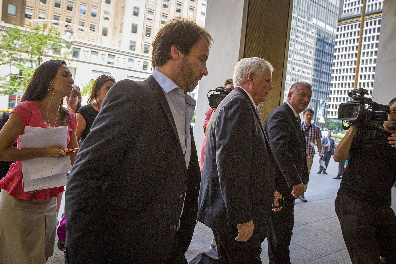 El secretario técnico y legal del Ministerio de Economía de Argentina, Federico Thea (segundo a la izquierda) llega a las oficinas del mediador Pollock.