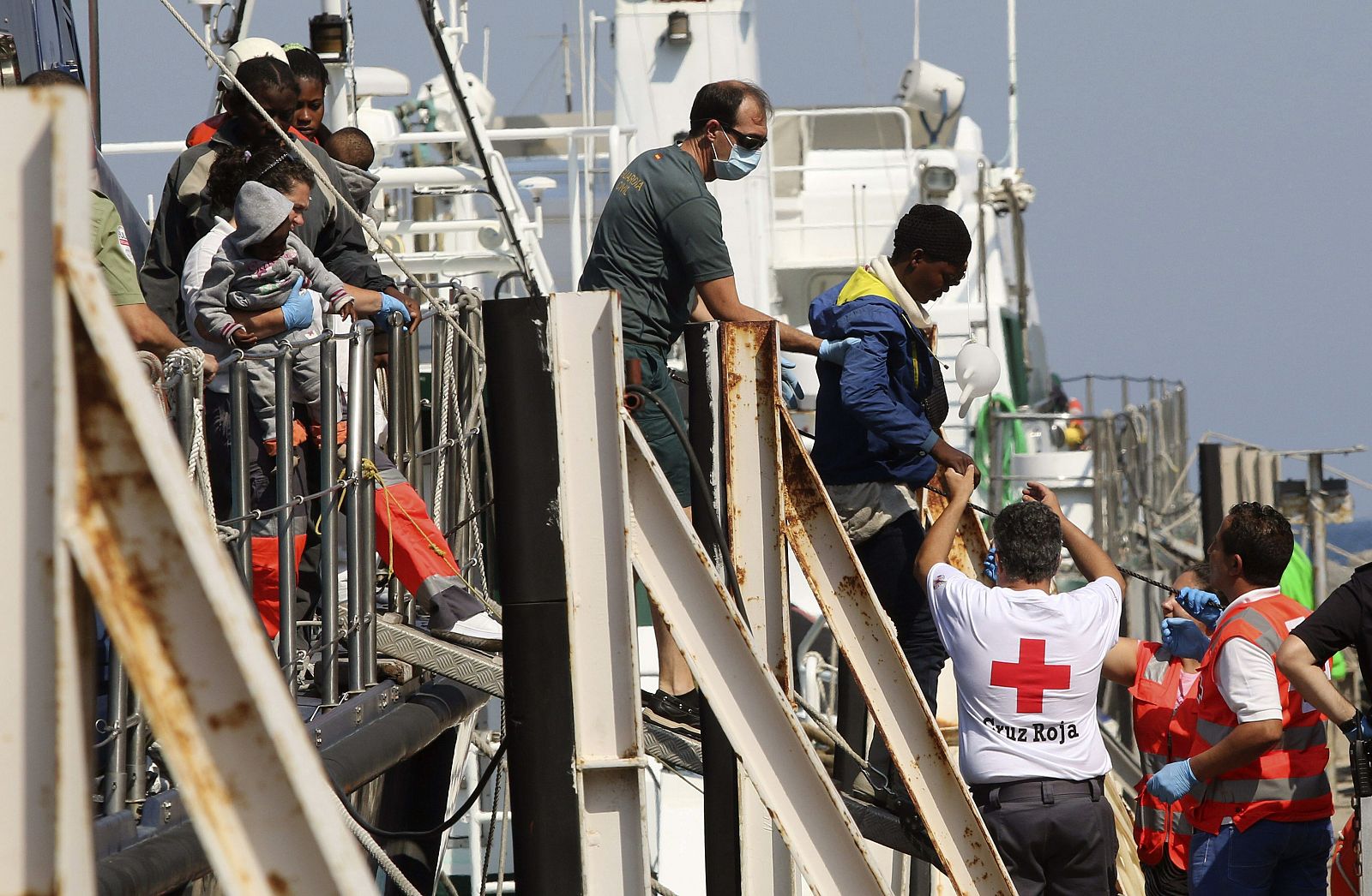 Salvamento Marítimo y la Guardia Civil trasladan al puerto de Almería a 23 inmigrantes, entre ellos tres mujeres y dos bebés, que viajaban en una patera en el mar de Alborán