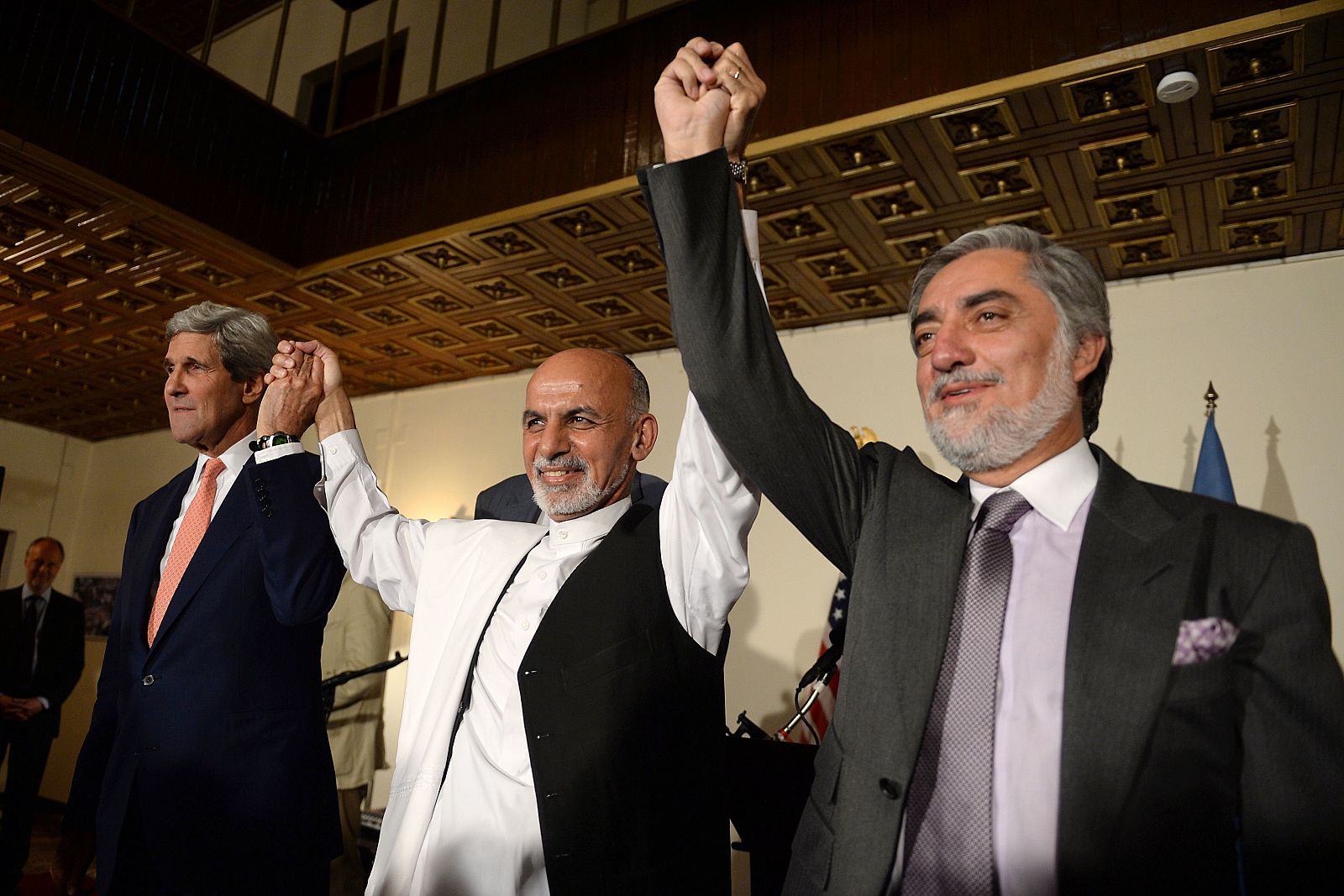 El secretario de Estado de EE.UU., John Kerry, con Ashraf Gani (centro) y Abdulá Abdulá