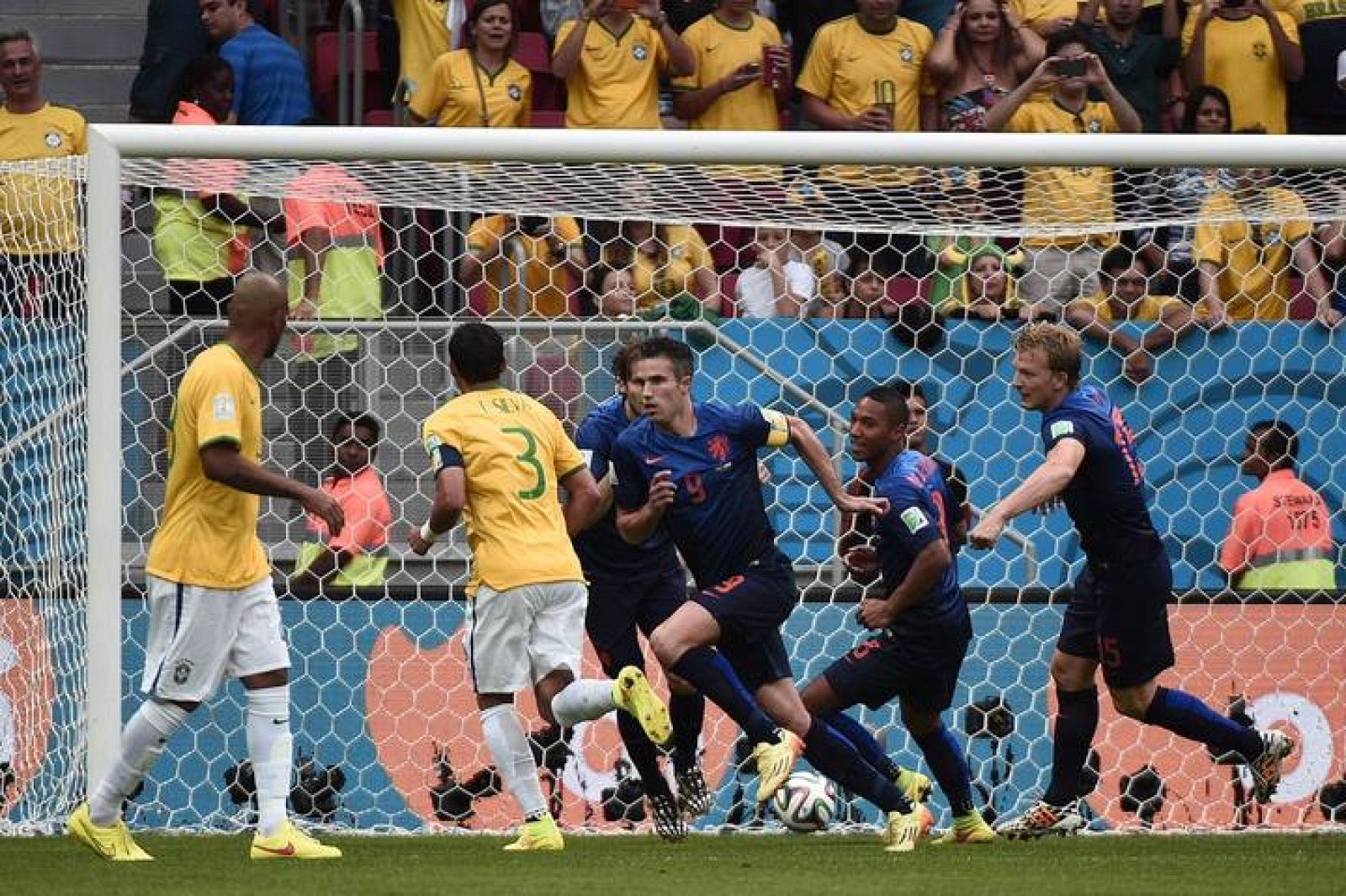 El holandés Robin van Persie celebra con sus compañeros el gol de penalti