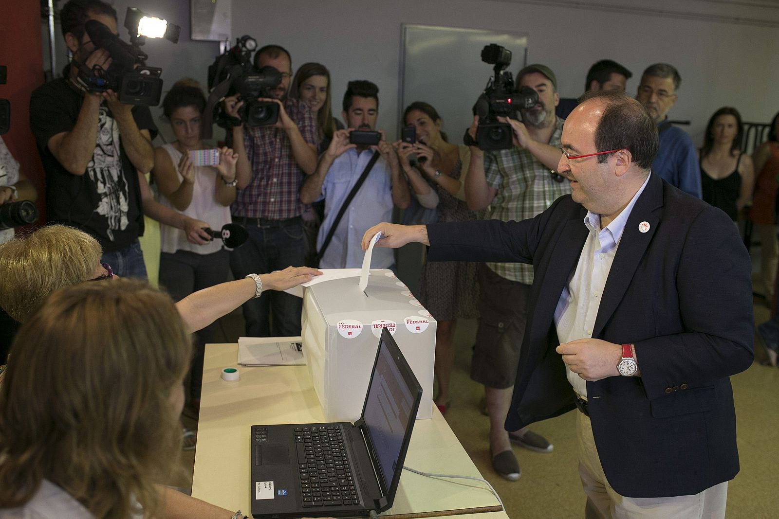 El dirigente socialista Miquel Iceta, deposita su voto en la consulta a los militantes del PSC