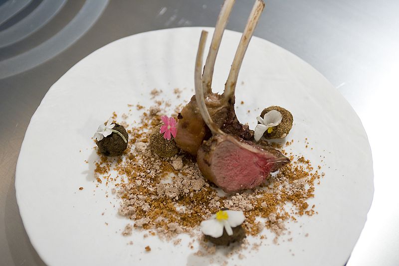 Chuleta de cordero asada con trufas de riñón y queso, con tierras de avellana