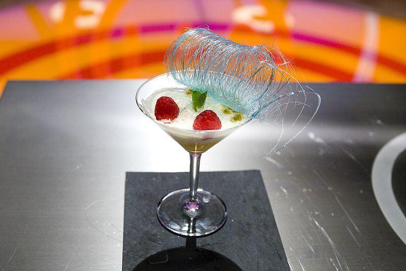 Mousse de nata a la vainilla, con crema de yema y muelle de azúcar