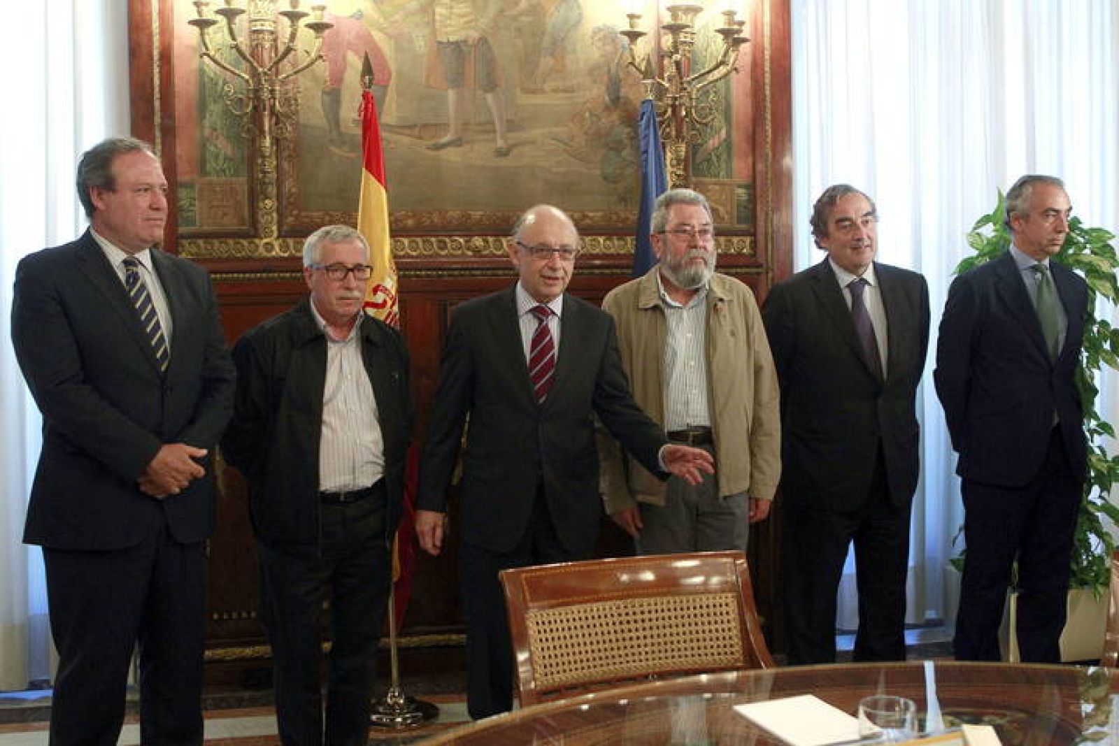 El ministro de Hacienda y Administraciones Públicas, Cristóbal Montoro, acompañado por el secretario de Estado de Hacienda, Miguel Ferre, posa con los secretarios generales de CC.OO., Ignacio Fernández Toxo, y UGT, Cándido Méndez; y los presidentes d