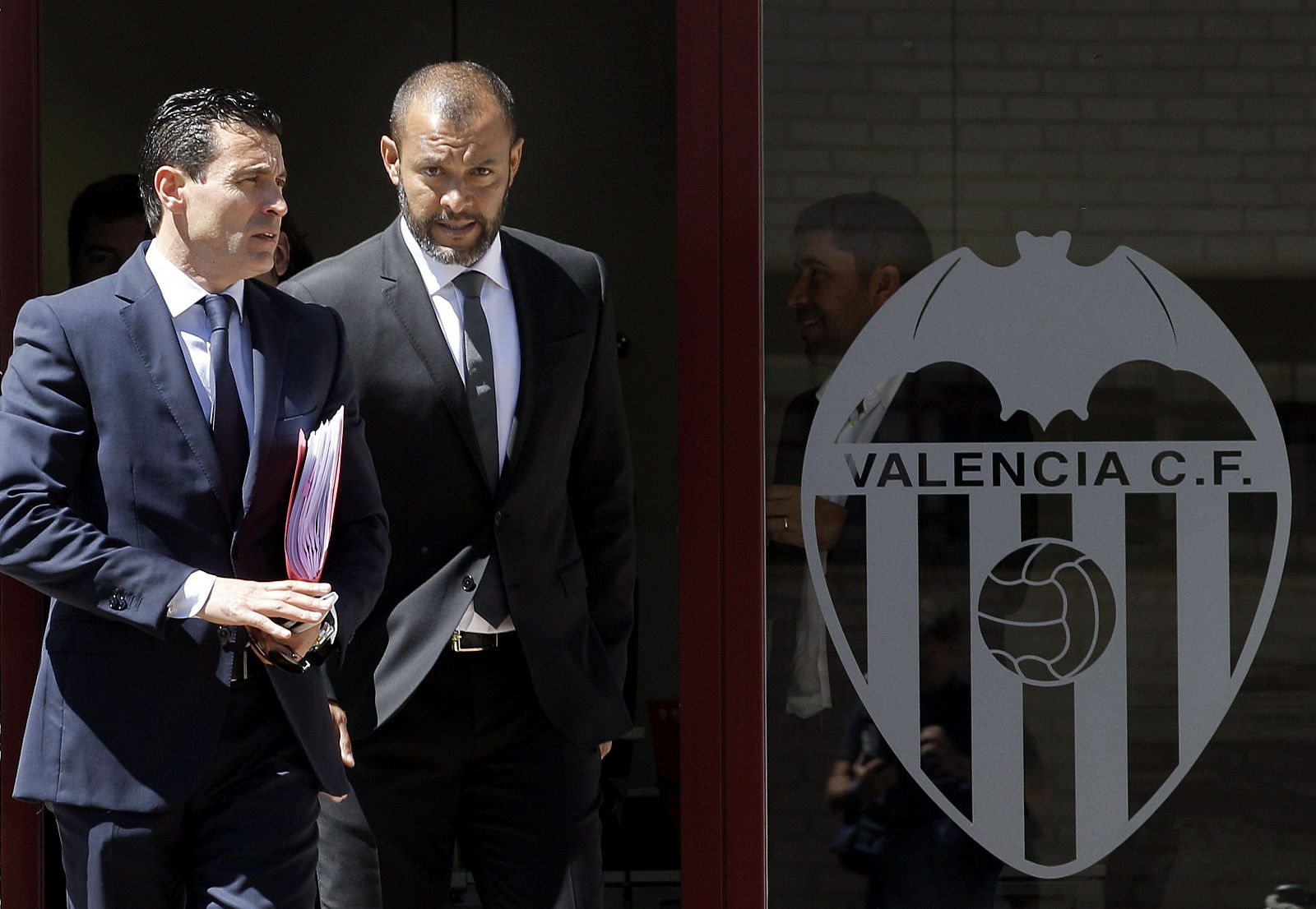 El presidente del Valencia CF, Amadeo Salvo (i). junto al nuevo entrenador del equipo, el portugués Nuno Espiritu Santo