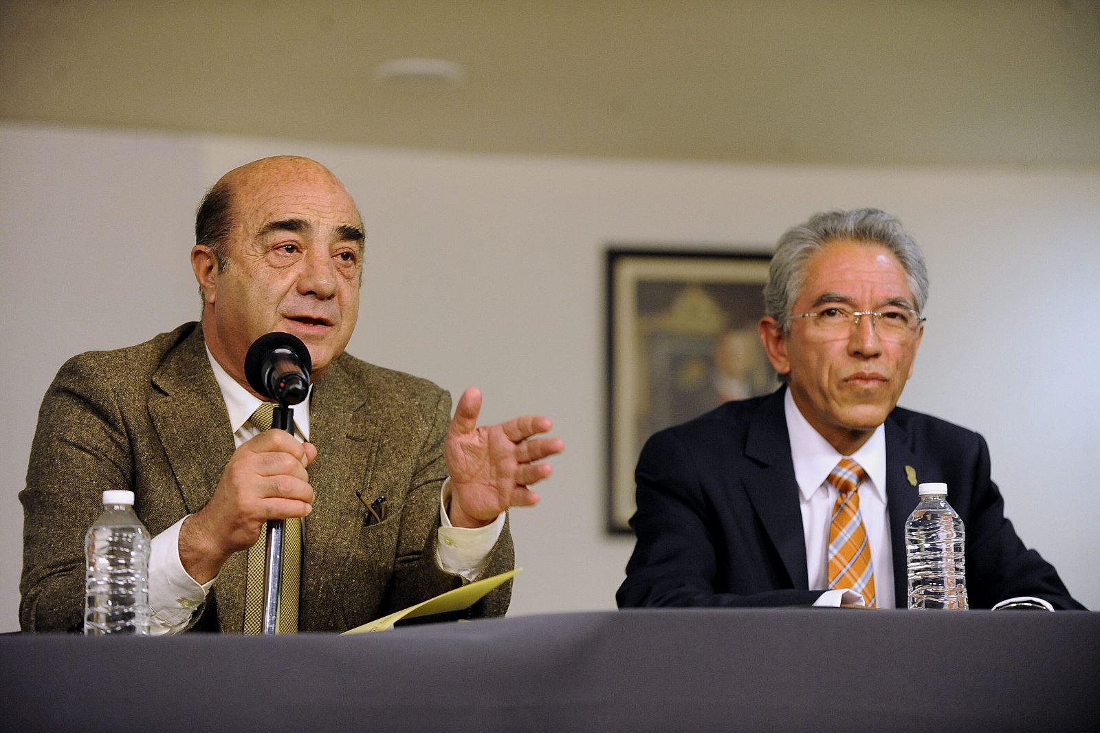 El procurador general mexicano, Jesús Murillo (izquierda), y el gobernador del estado mexicano de Michoacán, Salvador Jara, durante la rueda de prensa en Ciudad de México en la que han informado del rescate de casi 500 niños en un albergue de Michoacán.