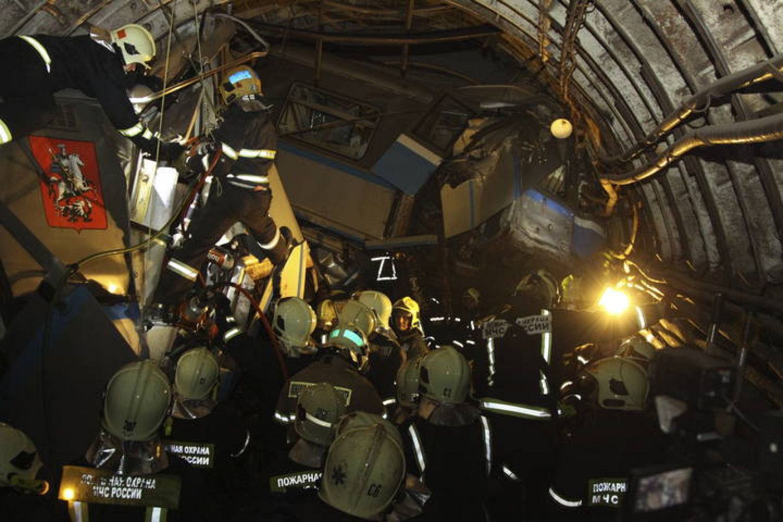 AL MENOS VEINTE MUERTOS EN UN DESCARRILAMIENTO EN EL METRO DE MOSCÚ