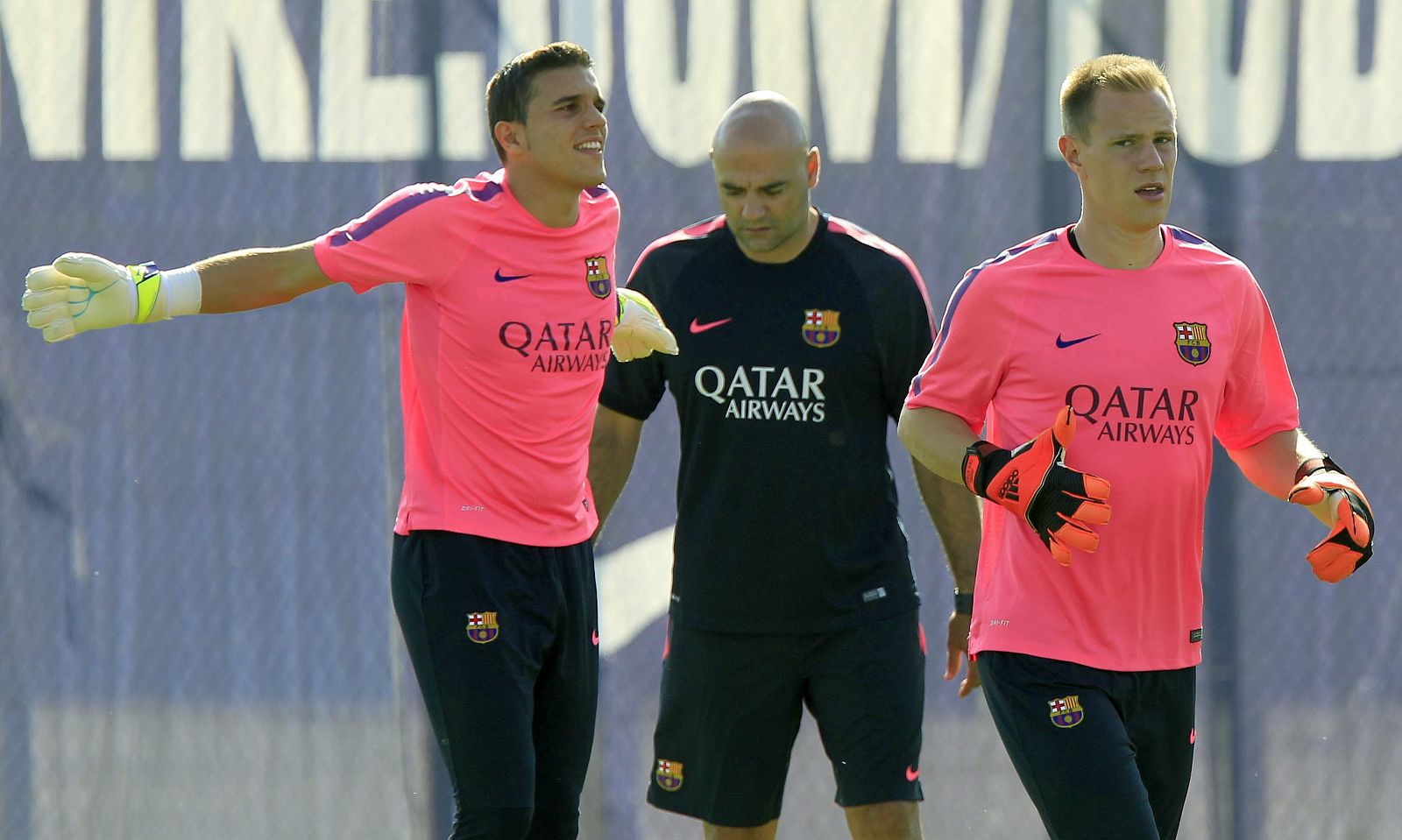 Jordi Masip (i) y Ter Stegen (d) en un entrenamiento del F.C.Barcelona.