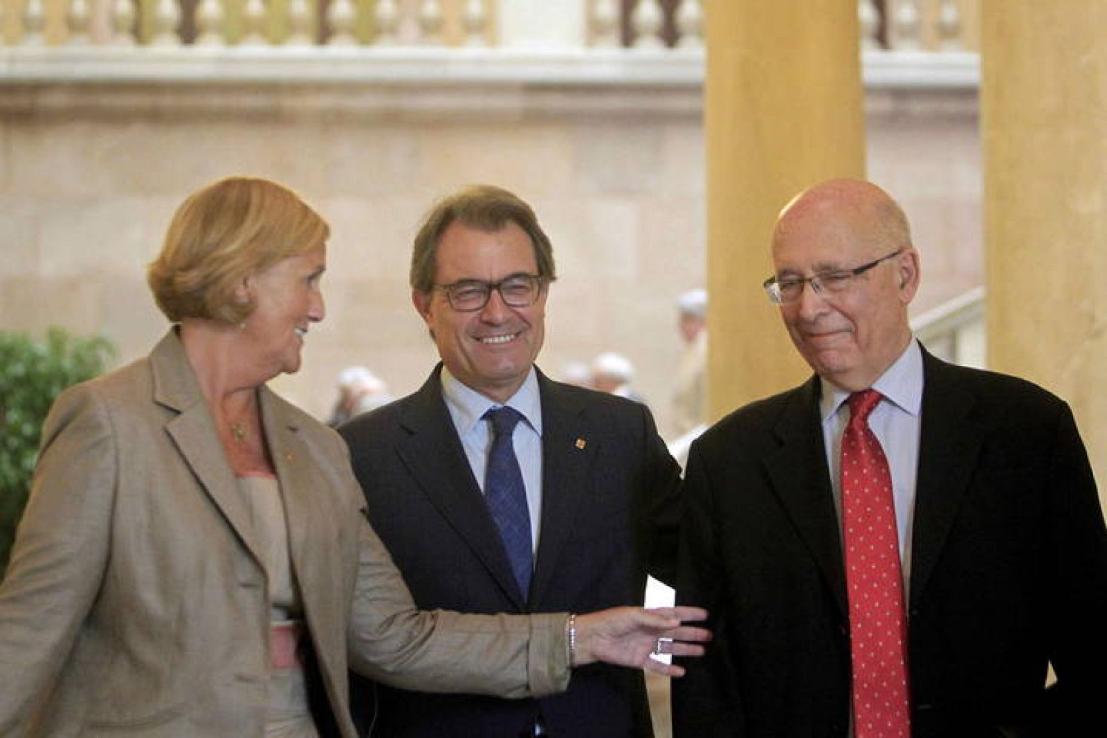 El presidente de la Generalitat, Artur Mas (c), el coordinador del Pacto Nacional por el Derecho a Decidir, Joan Rigol (d), y la presidenta del Parlament, Núria de Gispert (i)