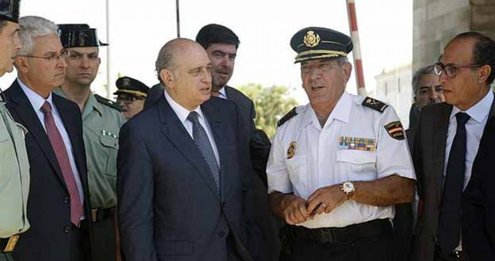 El ministro del Interior, Jorge Fernández Díaz, acompañado del delegado del Gobierno en Melilla, Abdelmalik El Barkani