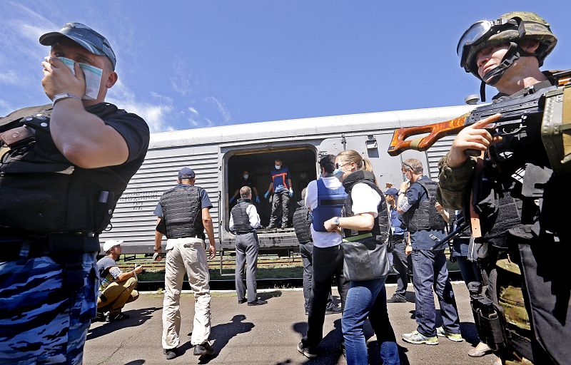 Un tren traslada los cuerpos de las víctimas del avión malasio derribado en el este de Ucrania