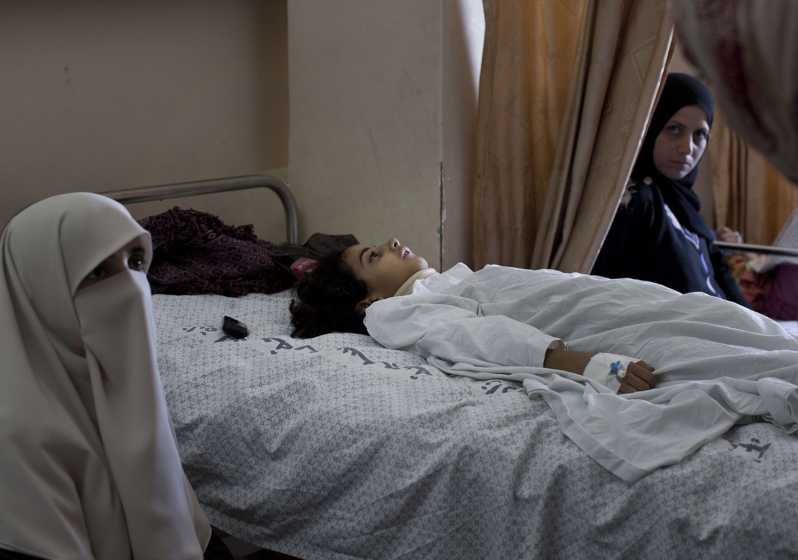 Maha al-Sheikh Khalil, una niña palestina de siete años, es atendida en el hospital de Al Shifa, Gaza, tras un ataque israelí en Shujaiya.