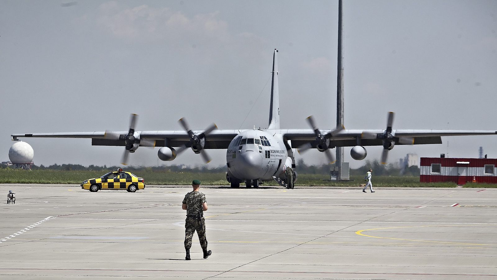 Un avión de la Fuerza Aérea Royal Netherlands, llega al aeropuerto de Kharkiv, Ucrania, para trasladar los últimos féretros con los restos de las víctimas del derribo del avión malasio.