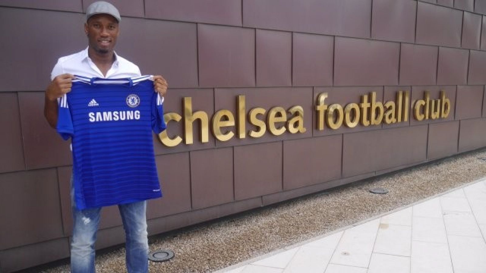 Drogba con la camiseta del club de Londres.