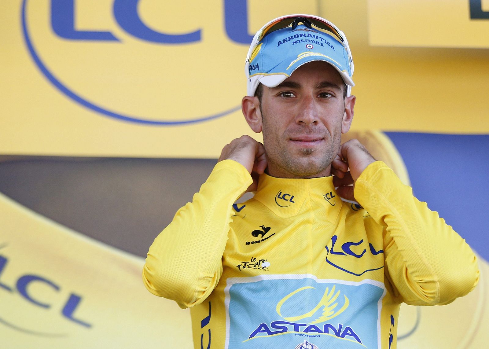 Imagen del ciclista italiano del Astana, Vincenzo Nibali, en el podio del Tour.