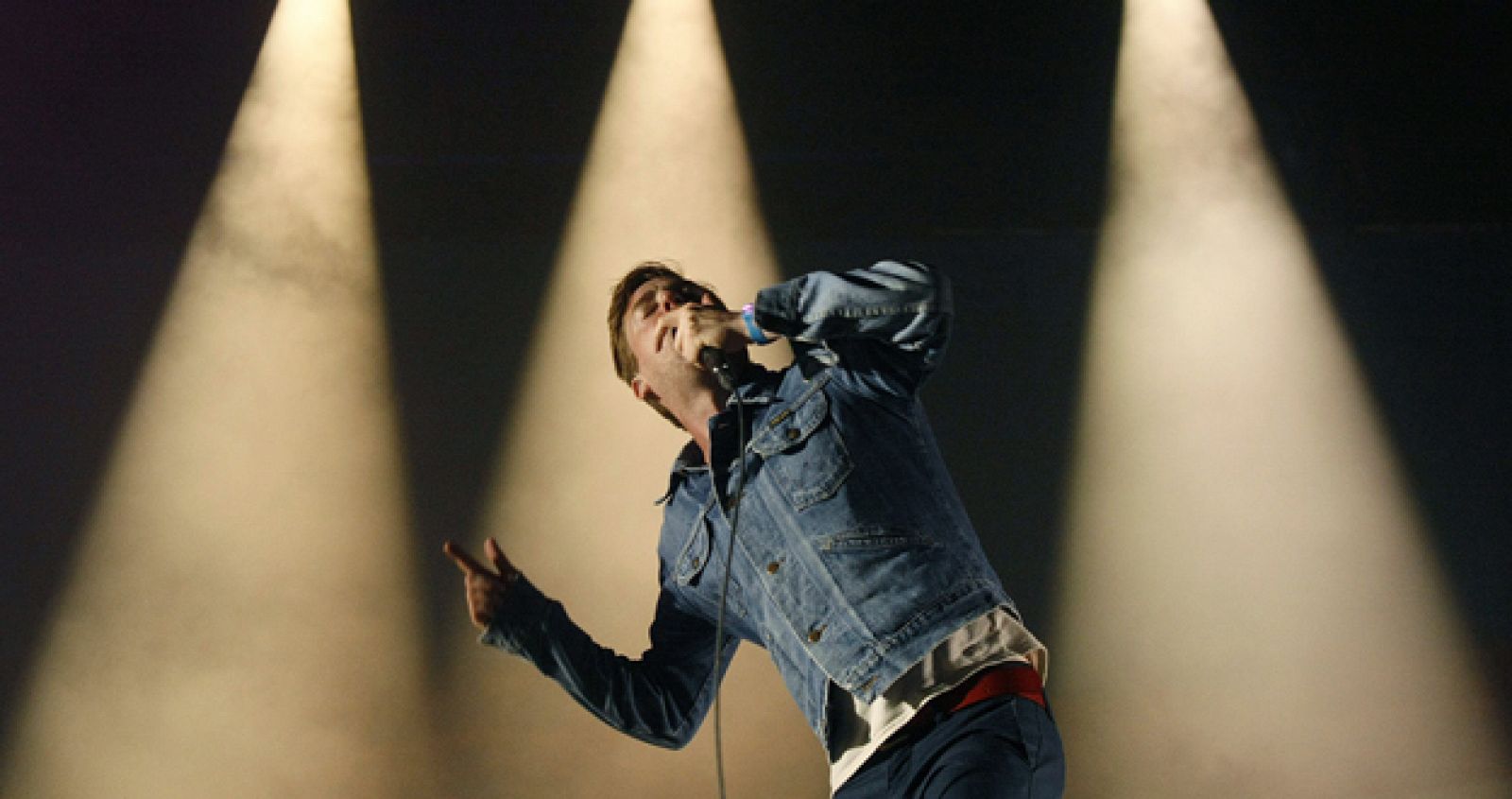 El cantante de la banda británica "Kaiser Chiefs", Ricky Wilson, durante el concierto de la jornada de clausura del Low Festival celebrado esta noche en la localidad alicantina de Benidorm.