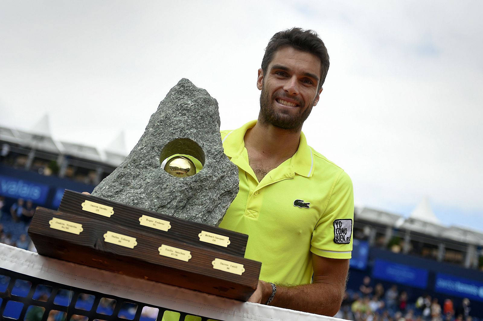 El tenista español Pablo Andújar posa con el trofeo obtenido en Gstaad.