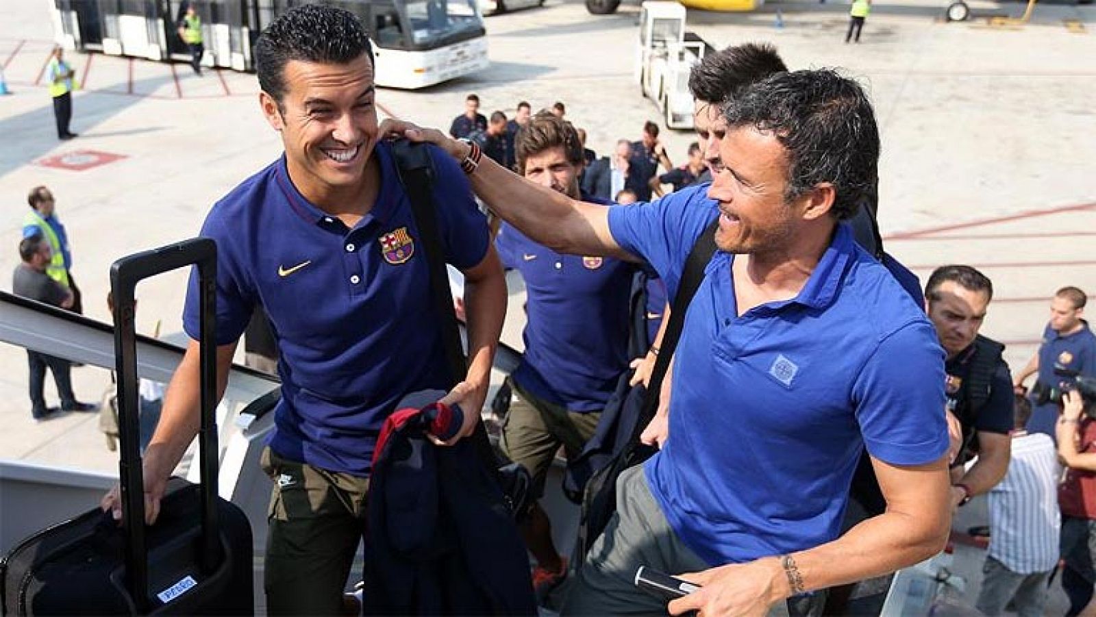 Pedro y Luis Enrique toman el avión que lleva al Barça a Inglaterra.