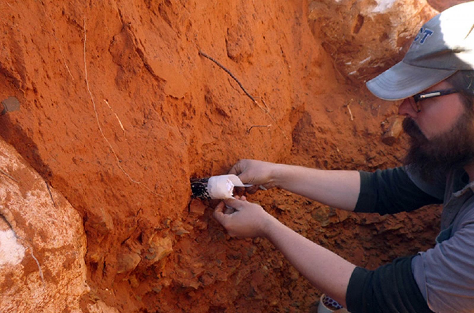 El arqueólogo de la UCT, Steven James Walker, extrae una muestra del yacimiento de Kathu.