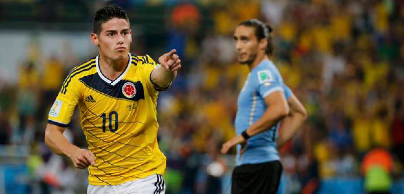 El colombiano James Rodríguez anotando el segundo gol frente a Uruguay en los octavos de final del Mundial.