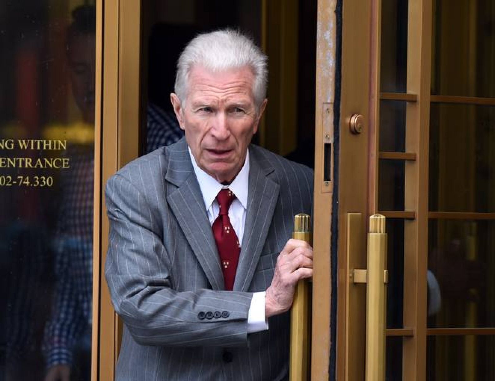 El medidaror de la crisis de la deuda argentina, Daniel Pollack, abandona la corte federal el pasado 22 de julio.  