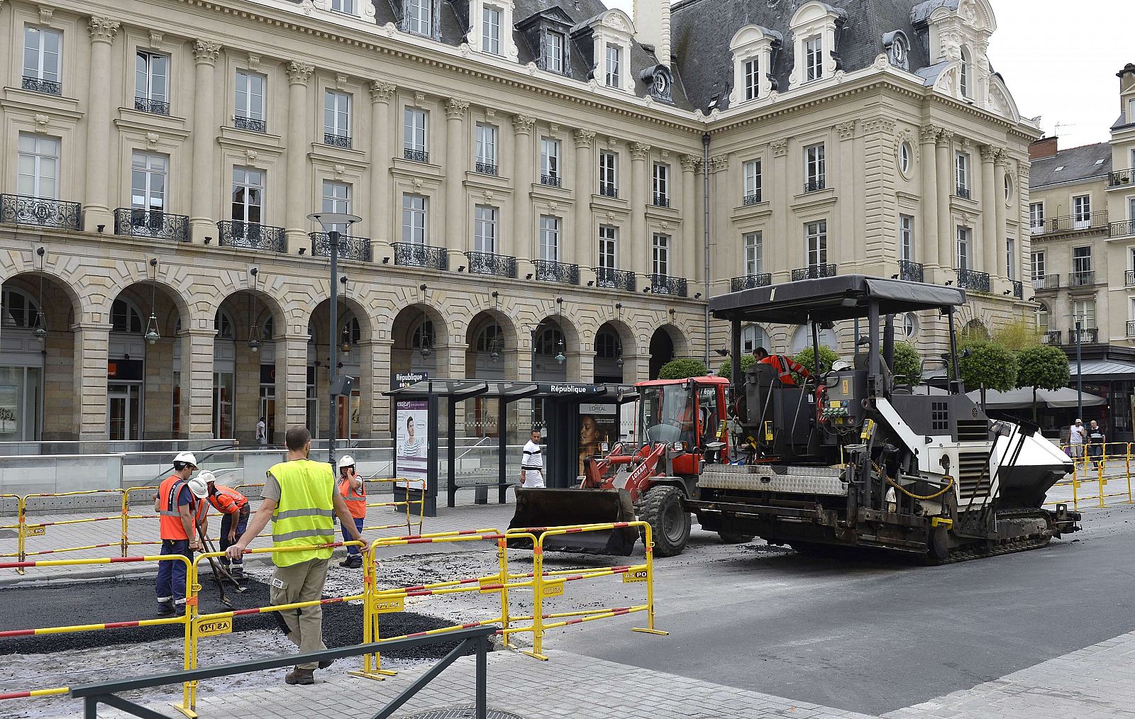 Un grupo de trabajadores asfaltan una calle en Rennes