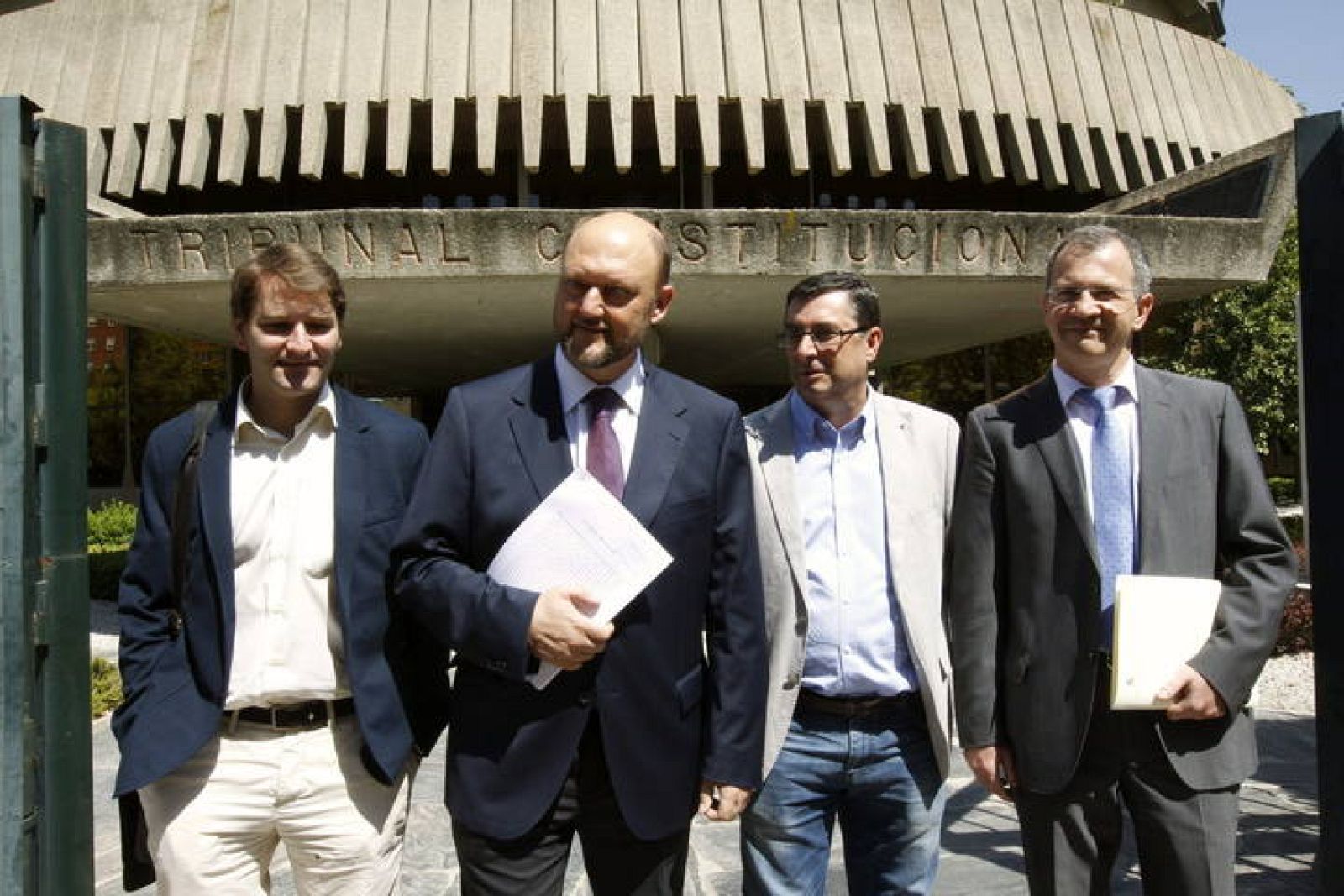 PSOE, izquierda Plural y UPyD recurren ante el Constitucional el decreto que modifica 26 leyes