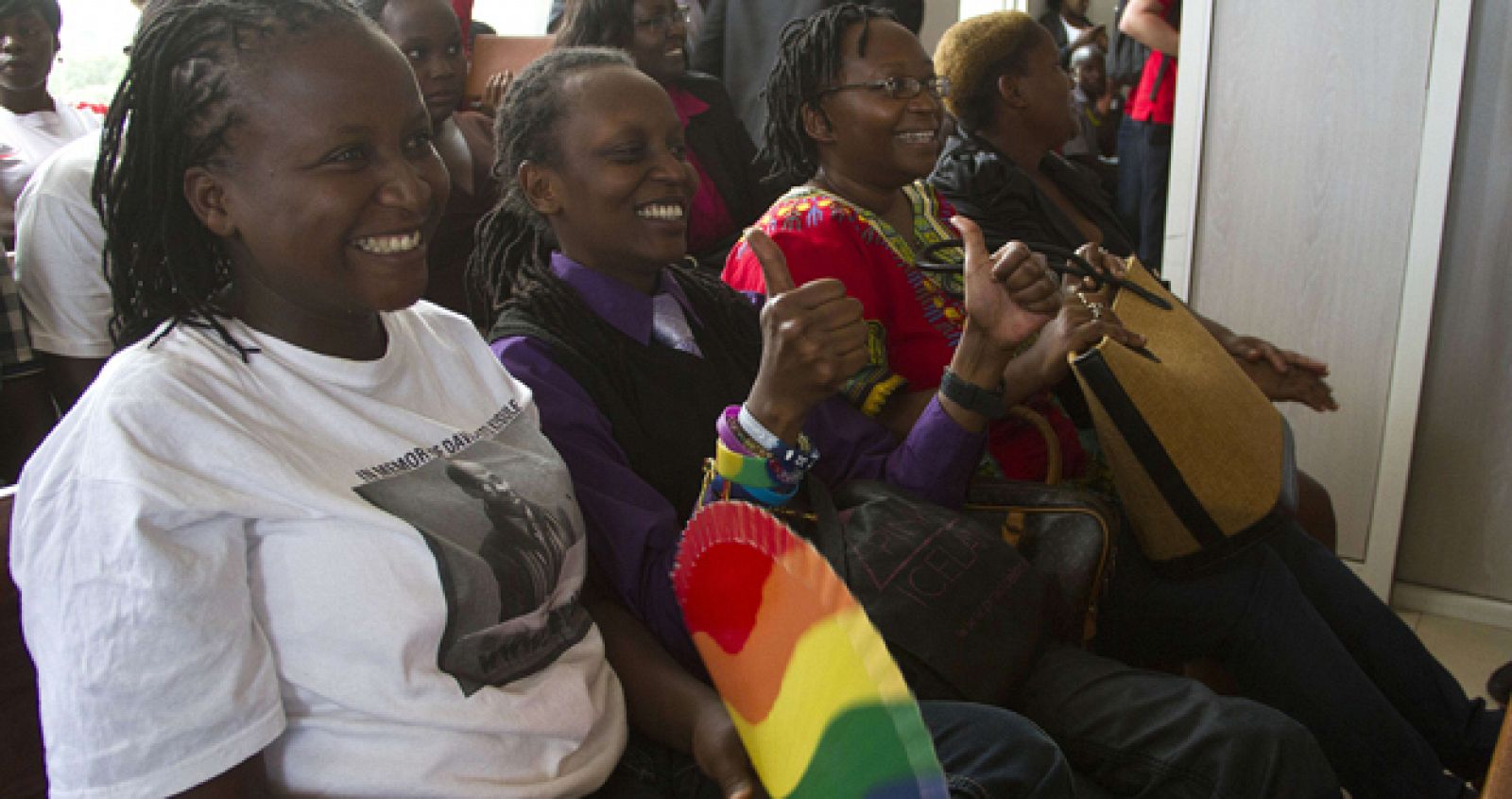 Miembros de la comunidad gay de Uganda celebran el fallo del Tribunal Constitucional, que anula la ley "antihomosexuales"