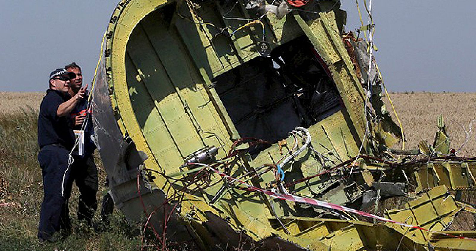 Un equipo de 70 profesionales holandeses y australianos examinan los restos del vuelo MH17 abatido por un misil al este de Ucrania