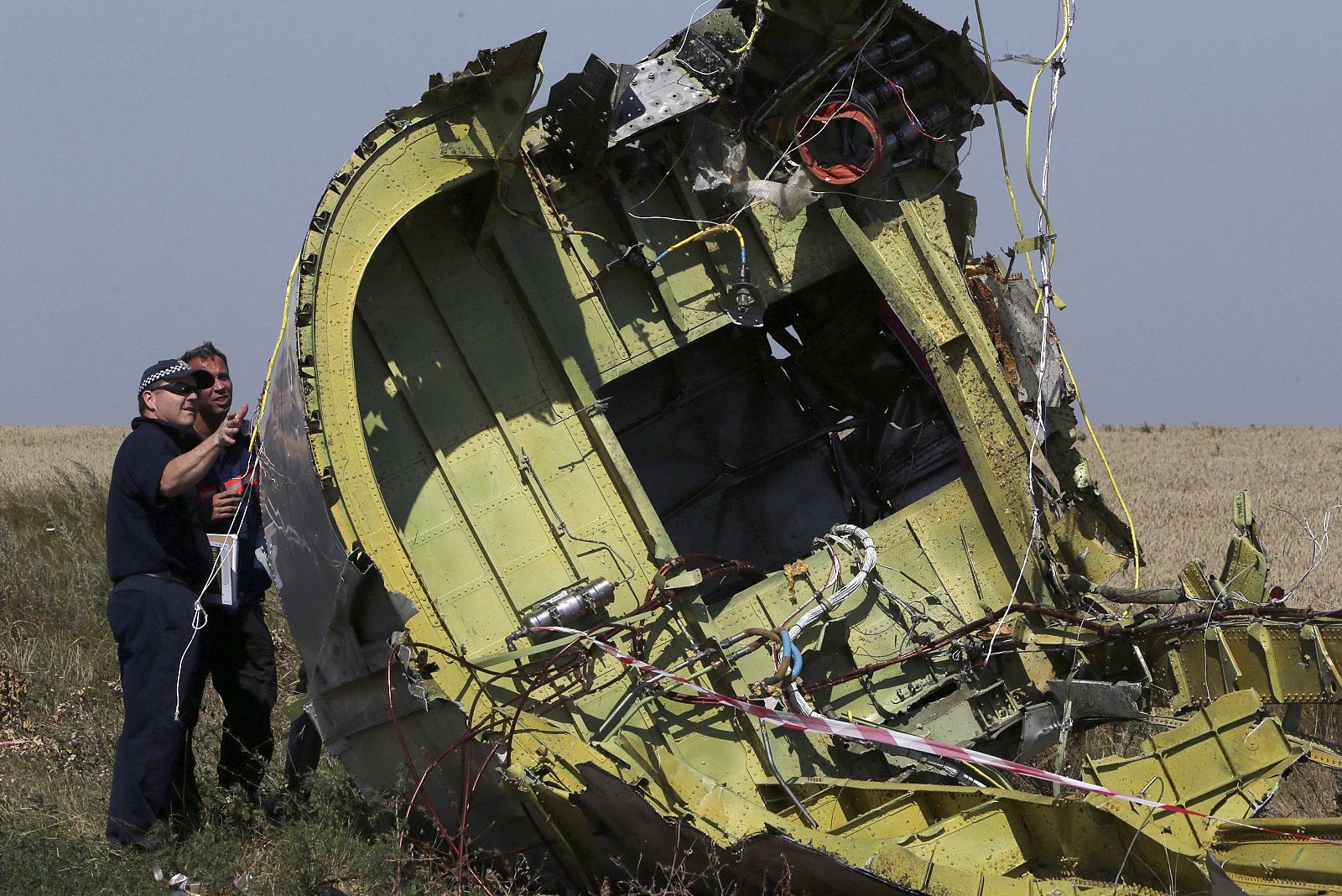 Expertos internacionales investigan los restos del avión malasio derribado en Donetskbove
