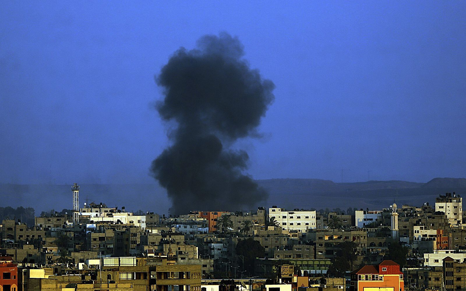 Vista general del humo desde el vecindario de Shejaeiya tras un ataque aéreo israelí en el este de Gaza el lunes 4 de agosto.